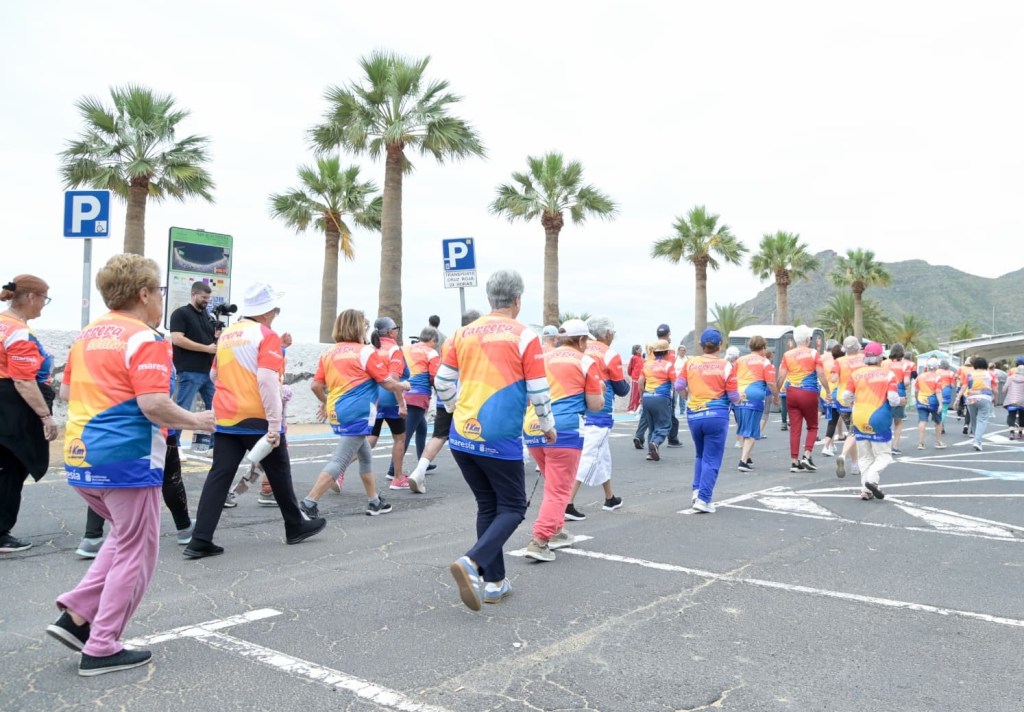 El Plan Maresía organiza talleres para personas mayores con ejercicio, estimulación cognitiva y actividades al aire libre en Canarias.